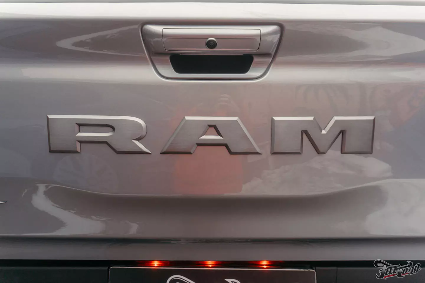 Оклеили RAM TRX в глянцевый полиуретан, добавили стильные наклейки, сделали брашед, установили огнетушитель в кузов
